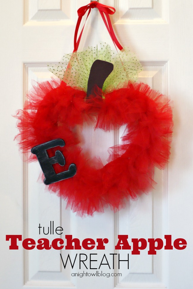 Tulle Teacher Apple Wreath | #teacher #gifts #backtoschool #school #wreath