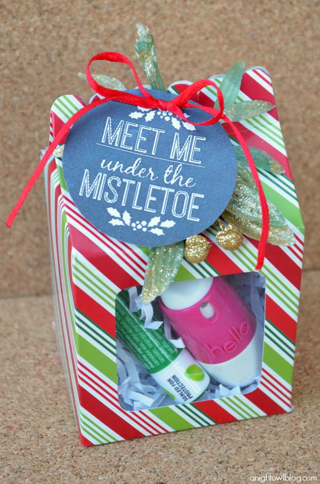 Such a fun gift idea this holiday season - "Meet Me Under the Mistletoe" kit with Hello breath spray!