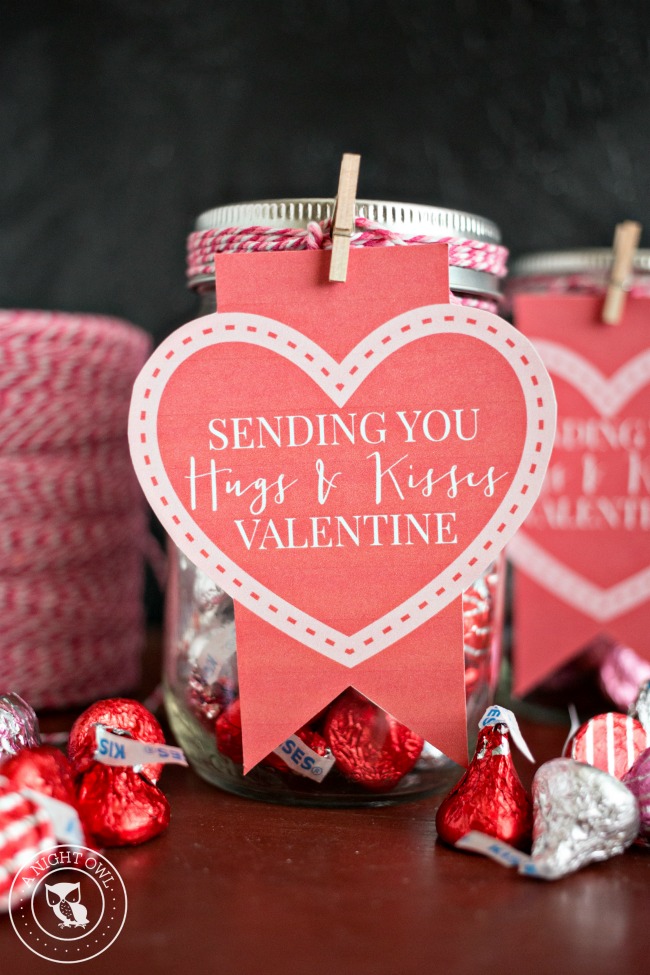 Perfect for sweet Valentine's Day gifts, create these Hugs and Kisses Mason Jar Valentines full of Hershey's Hugs and Kisses and an adorable free printable tag!