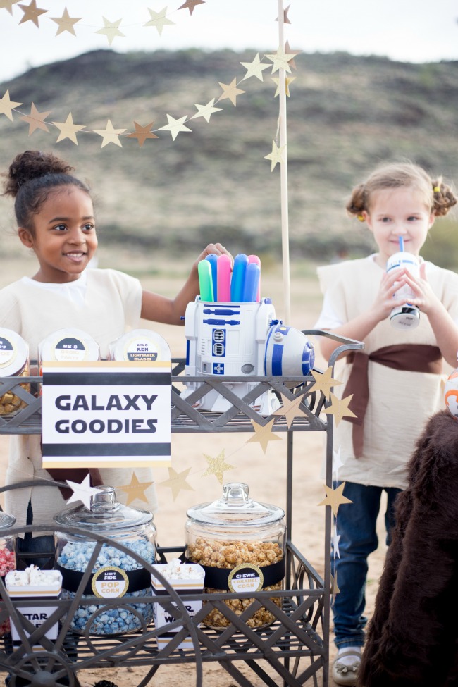 Make these adorable DIY Lightsaber Party Favors for your next Star Wars party - or just for fun!