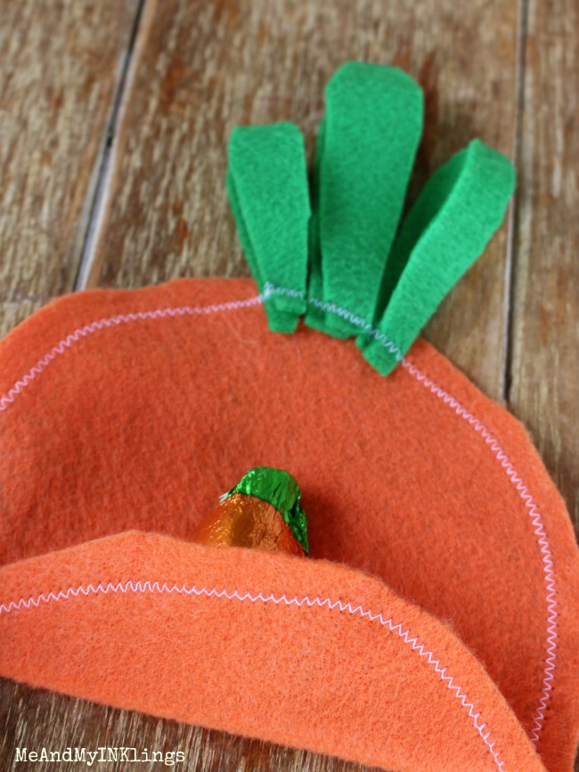 Create easy felt carrot utensil and treat holders for a fun Kids Easter Table!